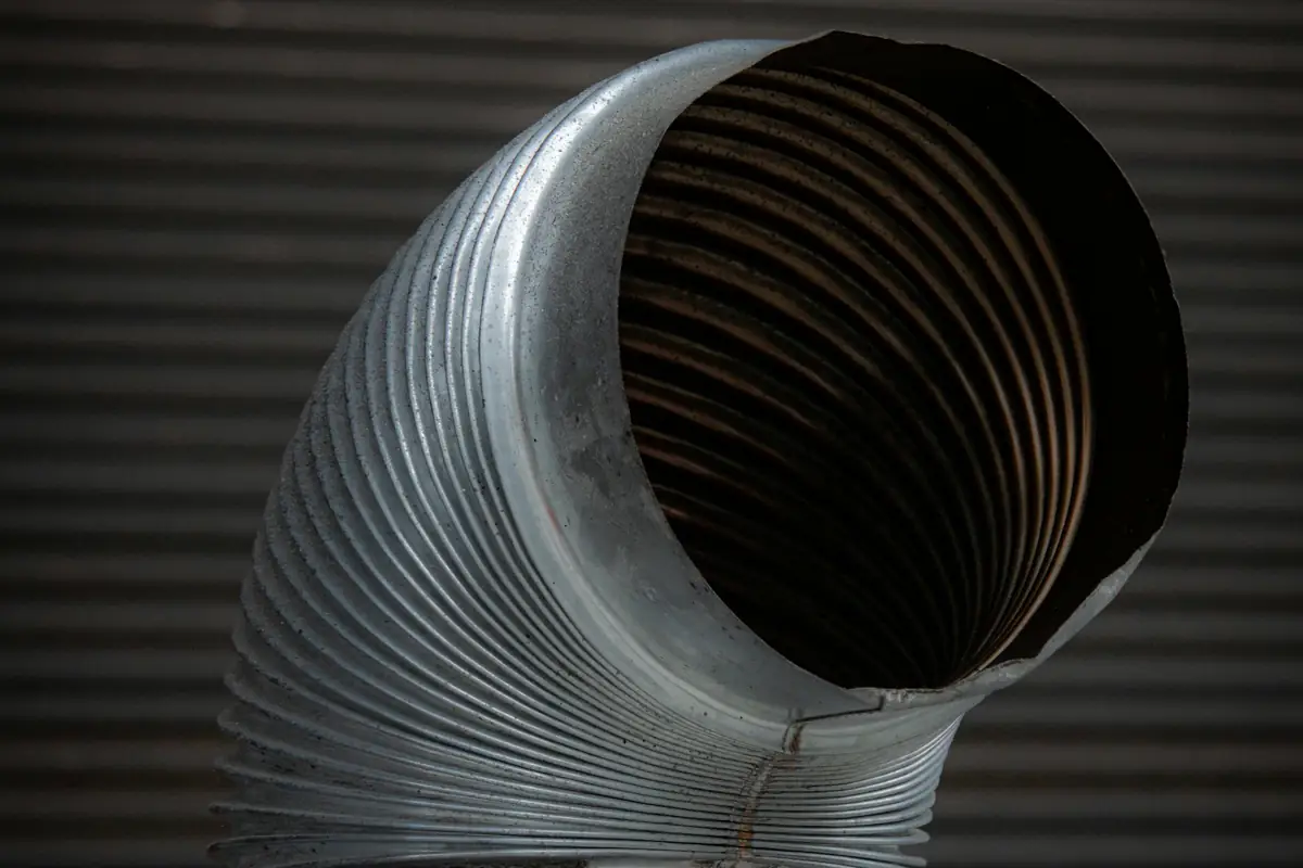 Ducto metálico flexible de ventilación visto de cerca