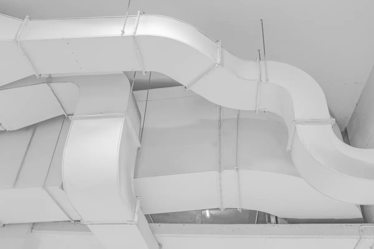 Ductos de aire acondicionado blancos instalados en el techo