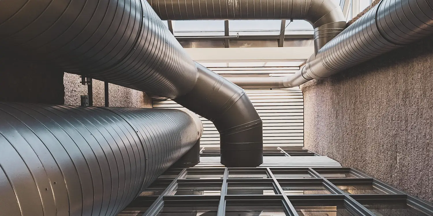 Grandes ductos metálicos de ventilación en un edificio