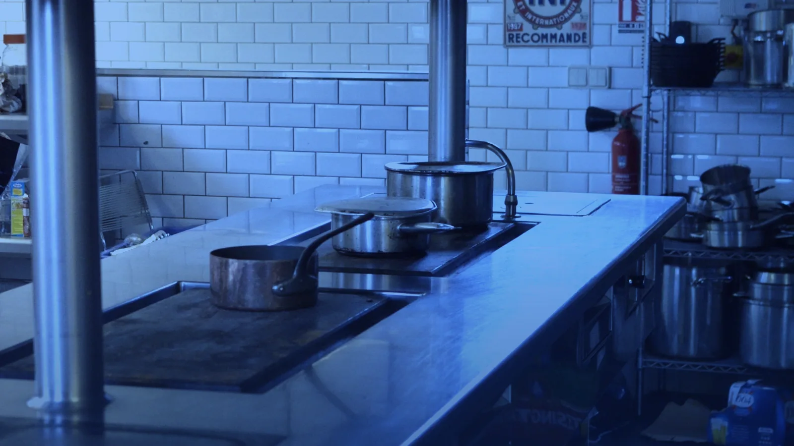 Cocina comercial vacía con mesa y equipos de acero inoxidable