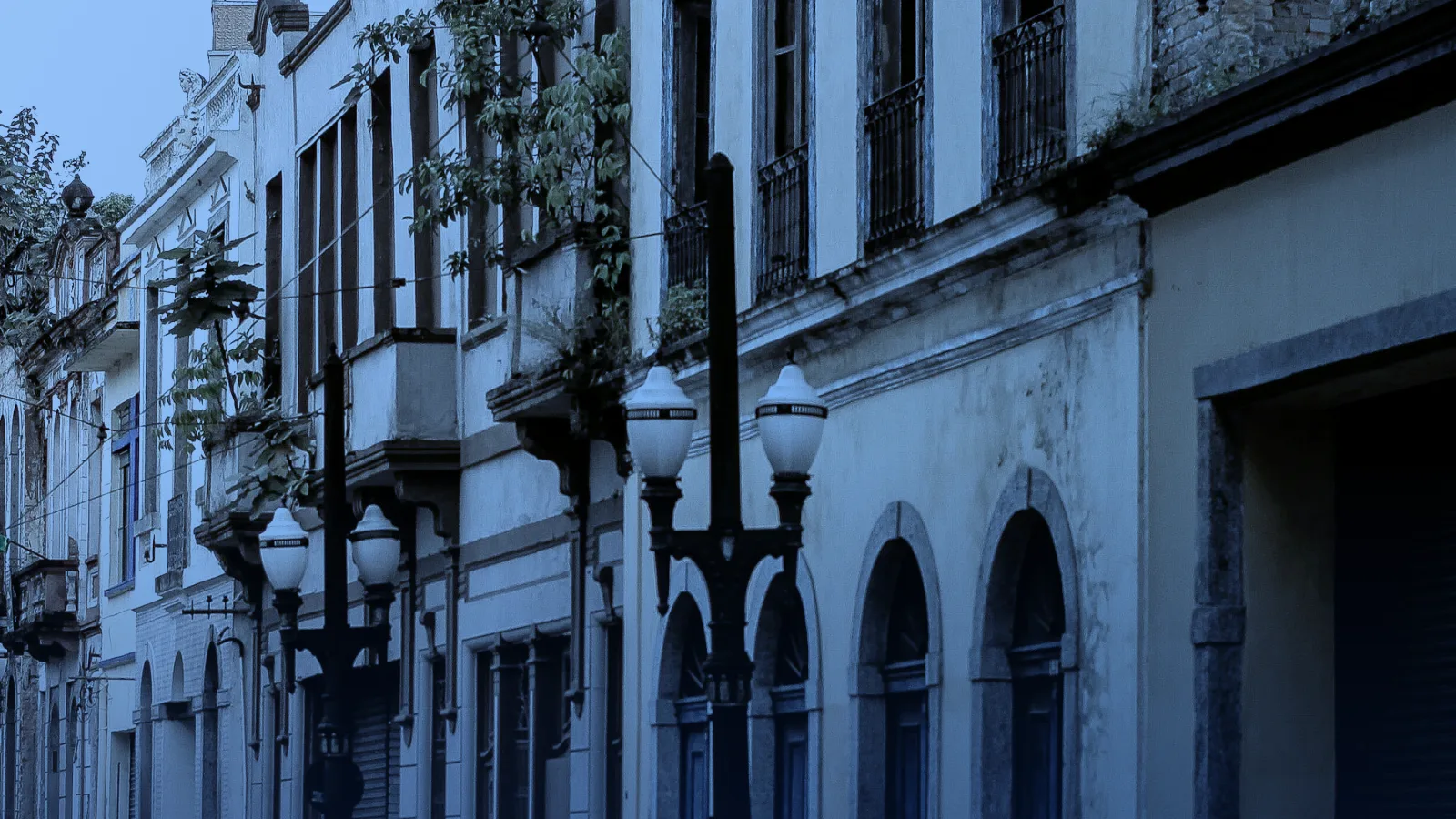 Calle empedrada flanqueada por edificios antiguos de varias plantas