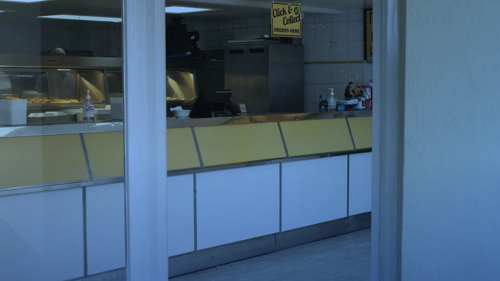 Entrada y mostrador de pedidos de un local de comida rápida