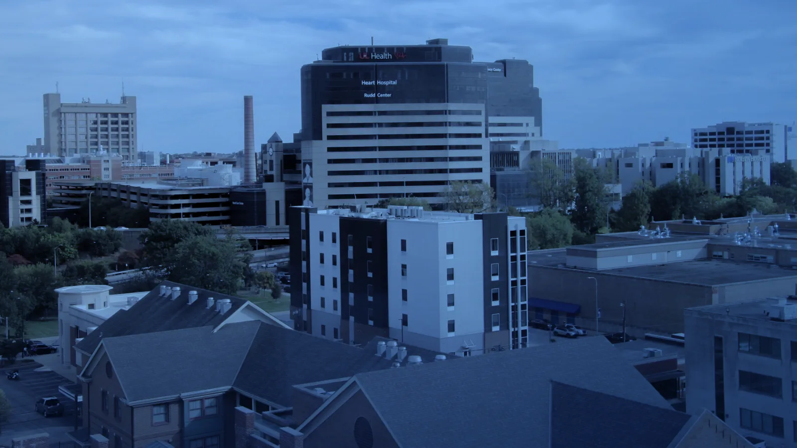 Vista aérea de edificios de oficinas y salud en una ciudad