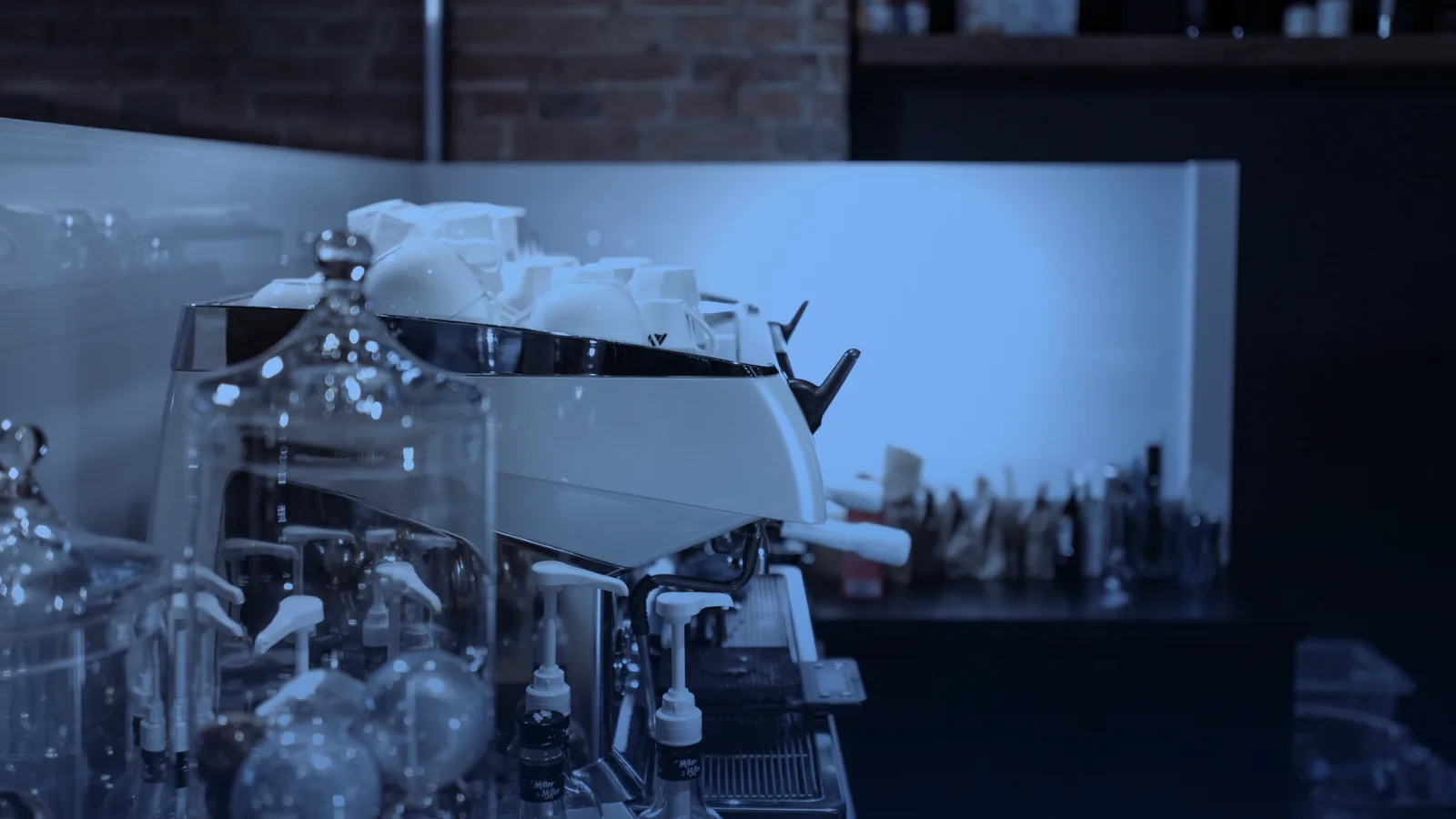 Máquina de espresso y utensilios sobre la barra de una cafetería