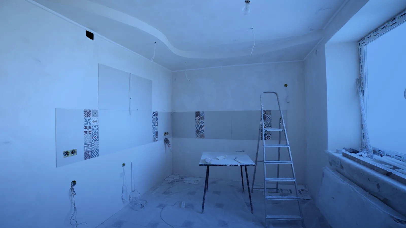 Cocina de una vivienda en remodelación con escalera y paredes sin pintar