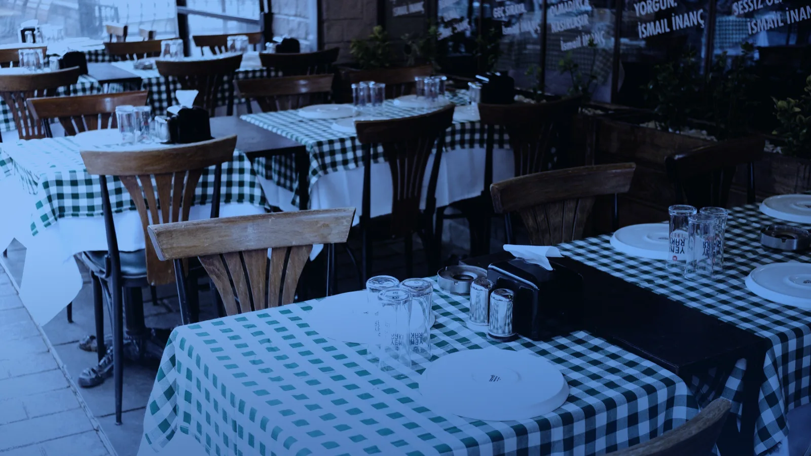 Comedor de un restaurante con mesas de mantel a cuadros
