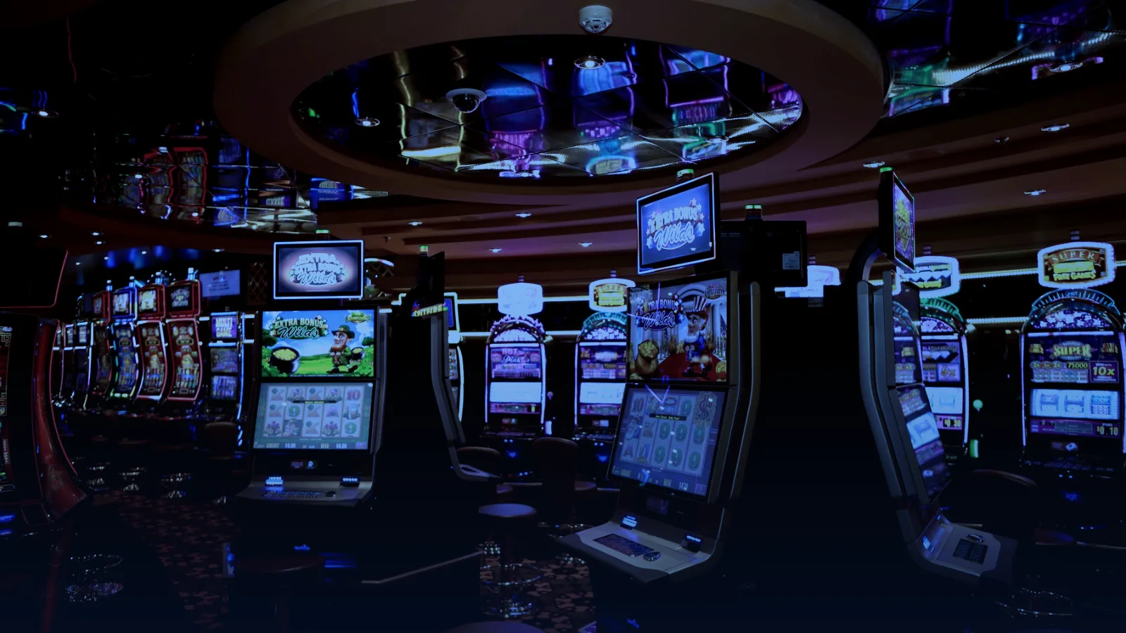 Sala de un casino con filas de máquinas tragamonedas