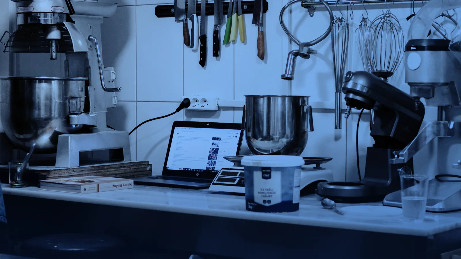 Cocina de producción con batidoras y equipos industriales