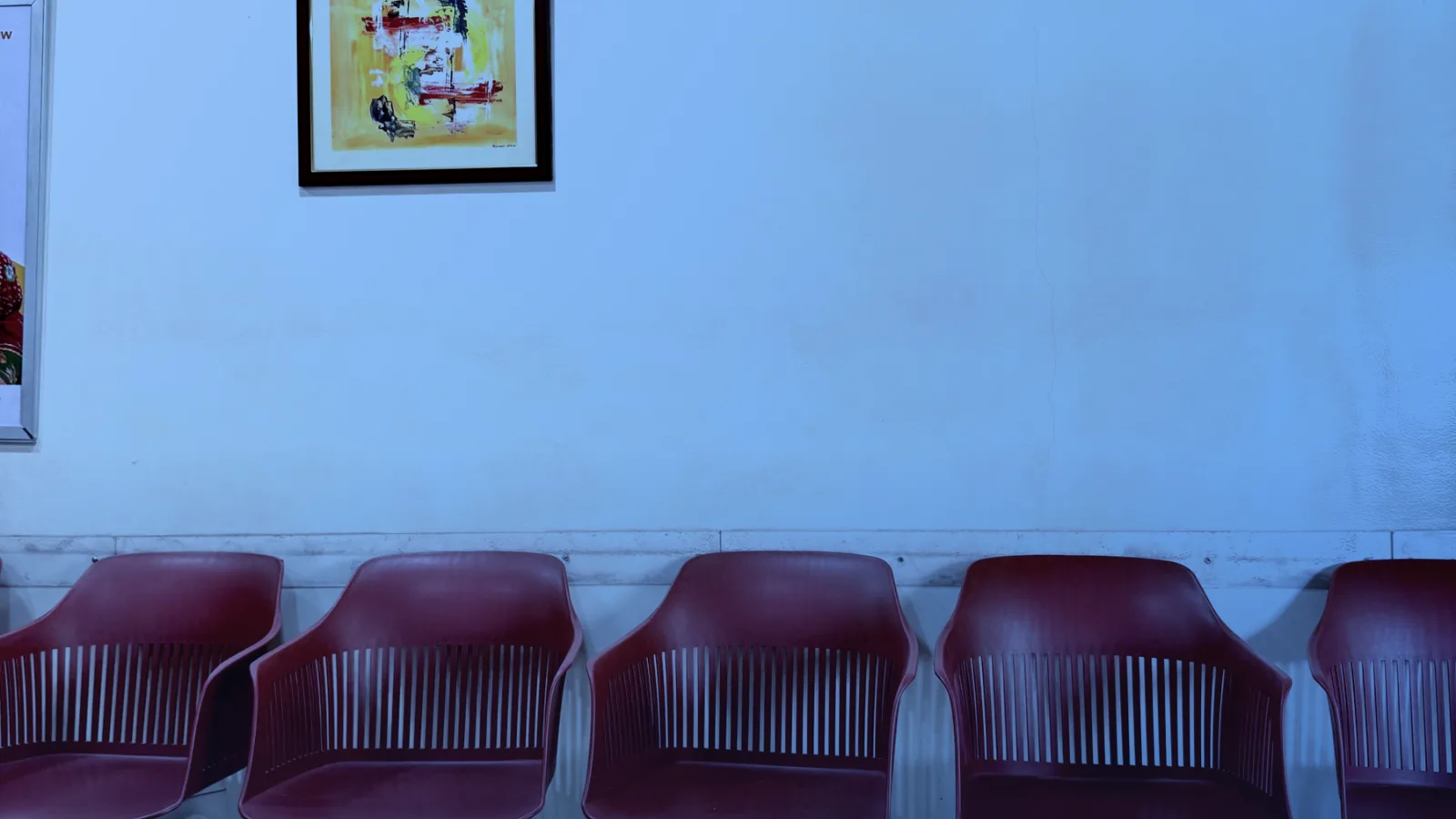 Sala de espera de un consultorio con sillas rojas
