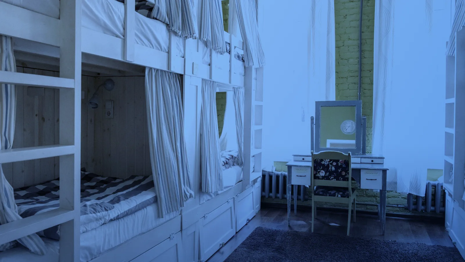 Dormitorio compartido de un hostal con literas de madera
