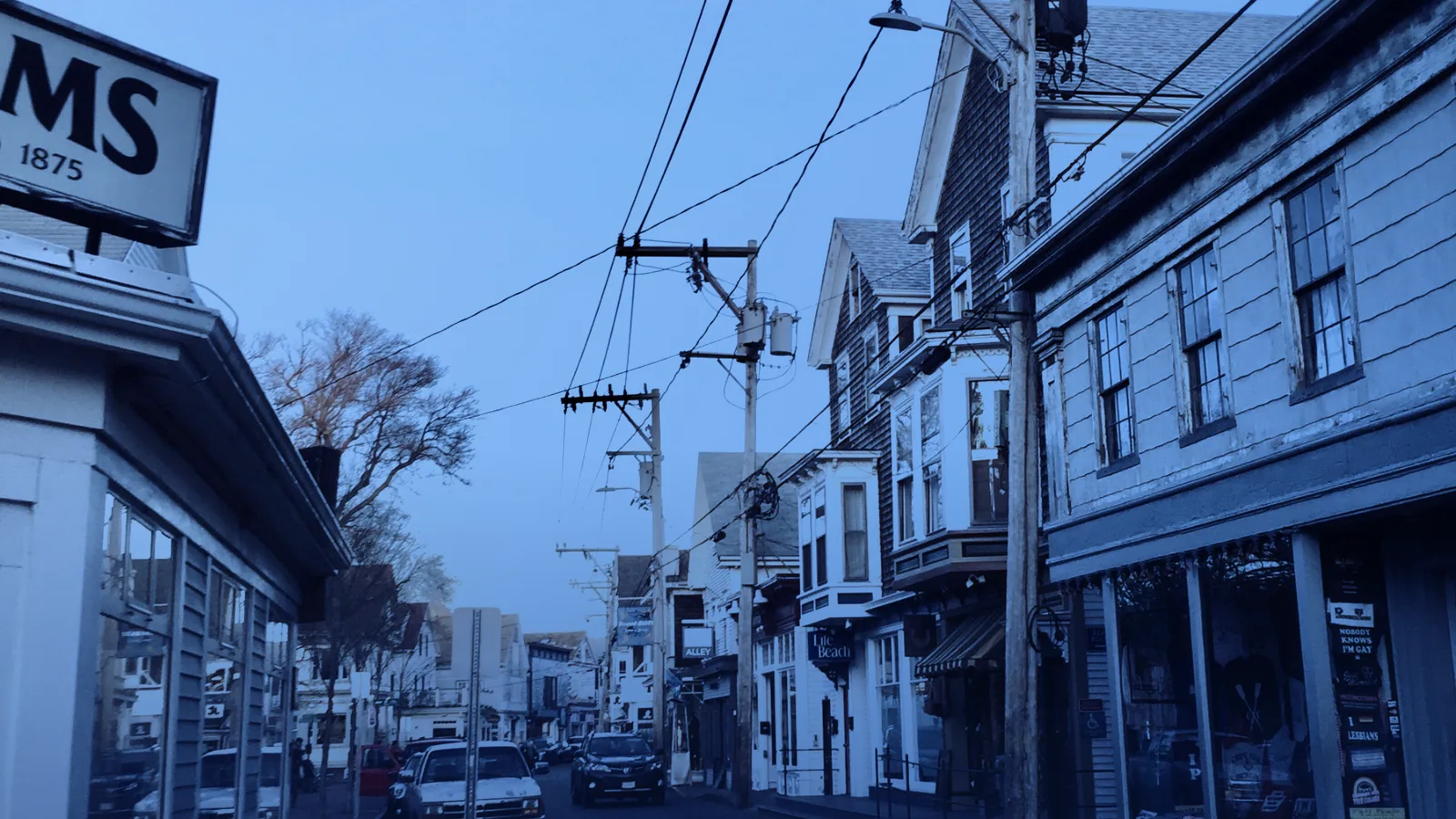 Calle de ciudad con edificios bajos y locales comerciales