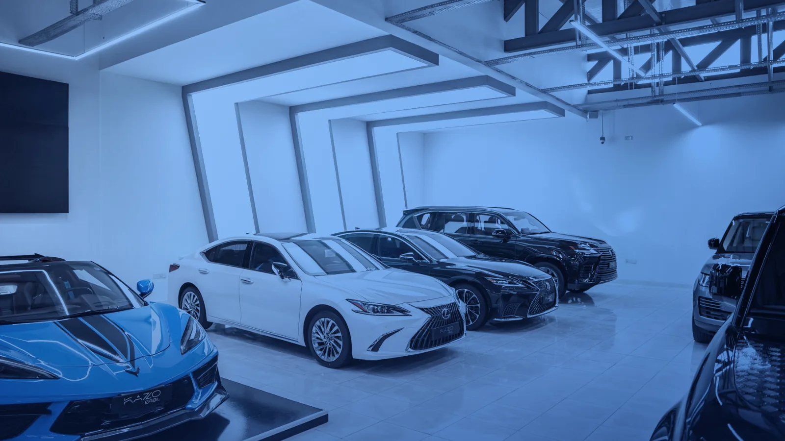 Sala de exhibición moderna con varios automóviles estacionados