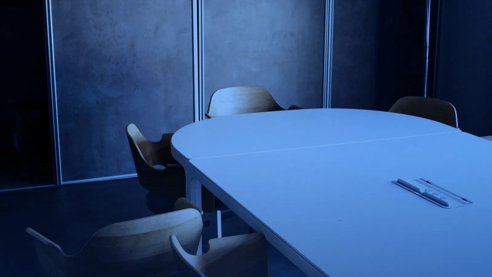 Sala de juntas con mesa ovalada y sillas