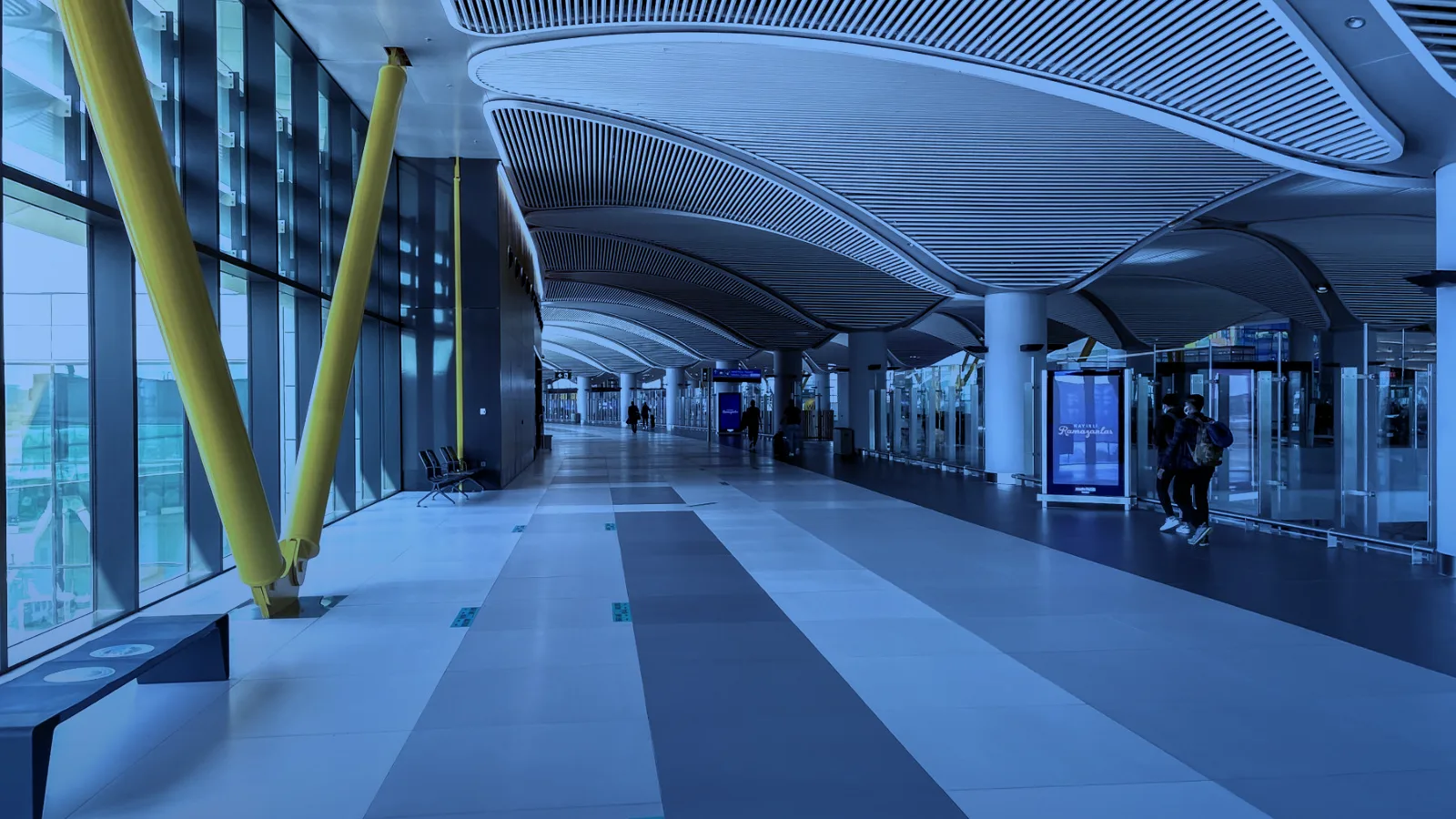 Pasillo amplio y luminoso de la terminal de un aeropuerto