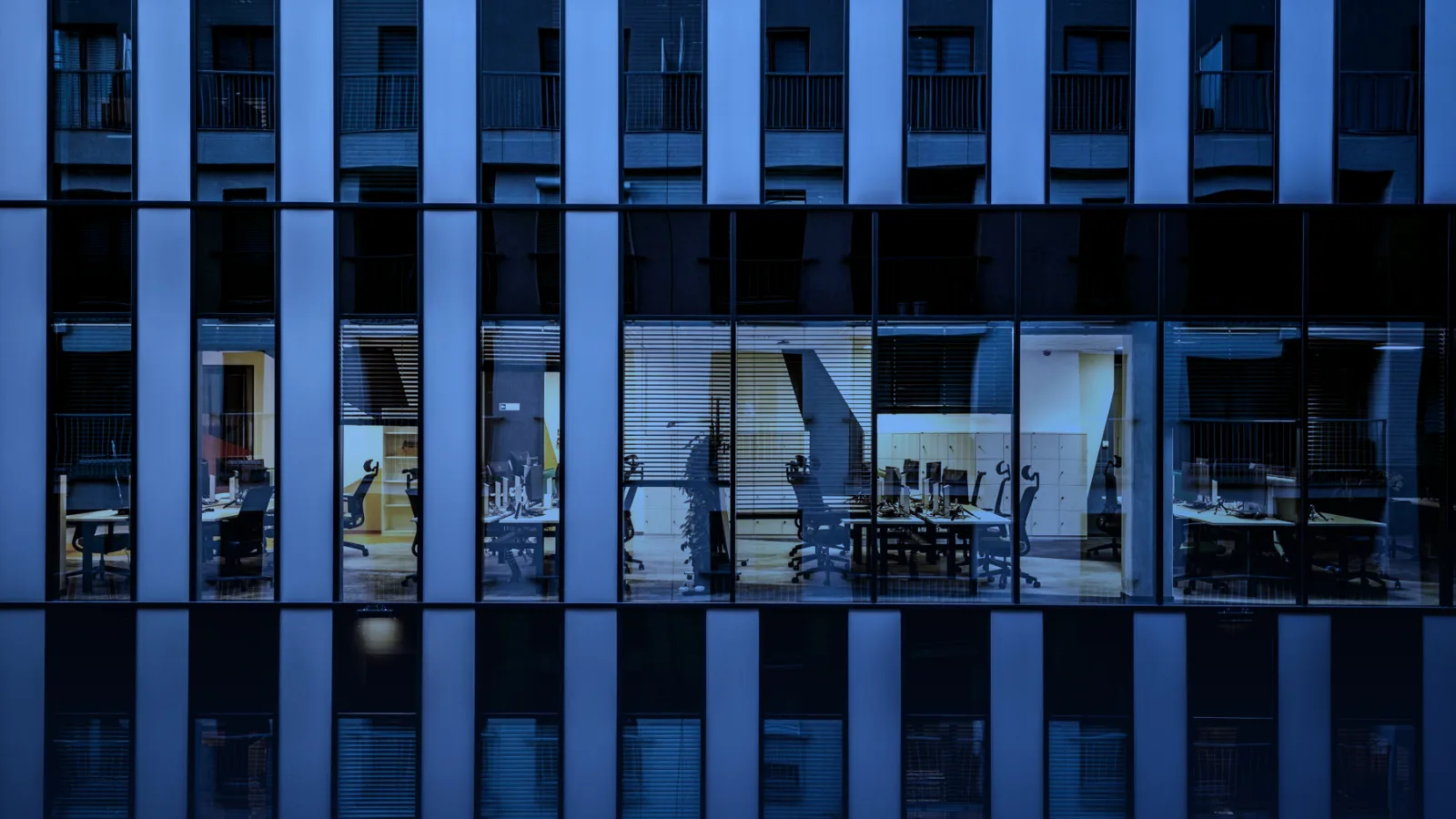 Fachada de un edificio de oficinas con grandes ventanas de vidrio