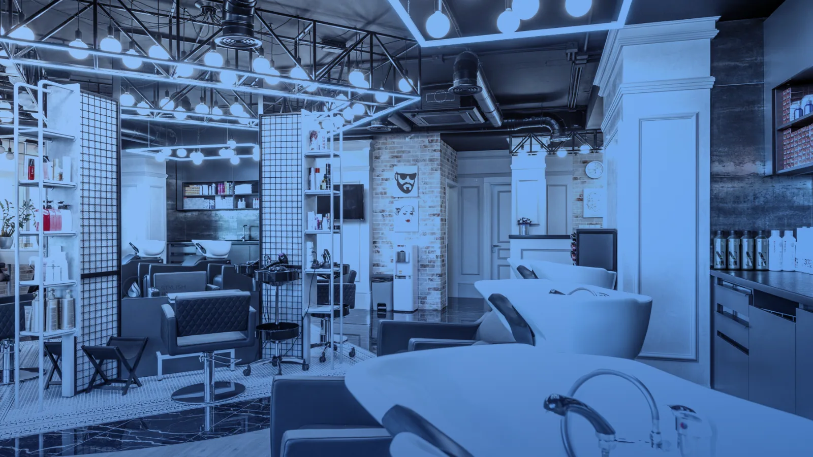 Interior de un salón de belleza con sillas de lavado y espejo