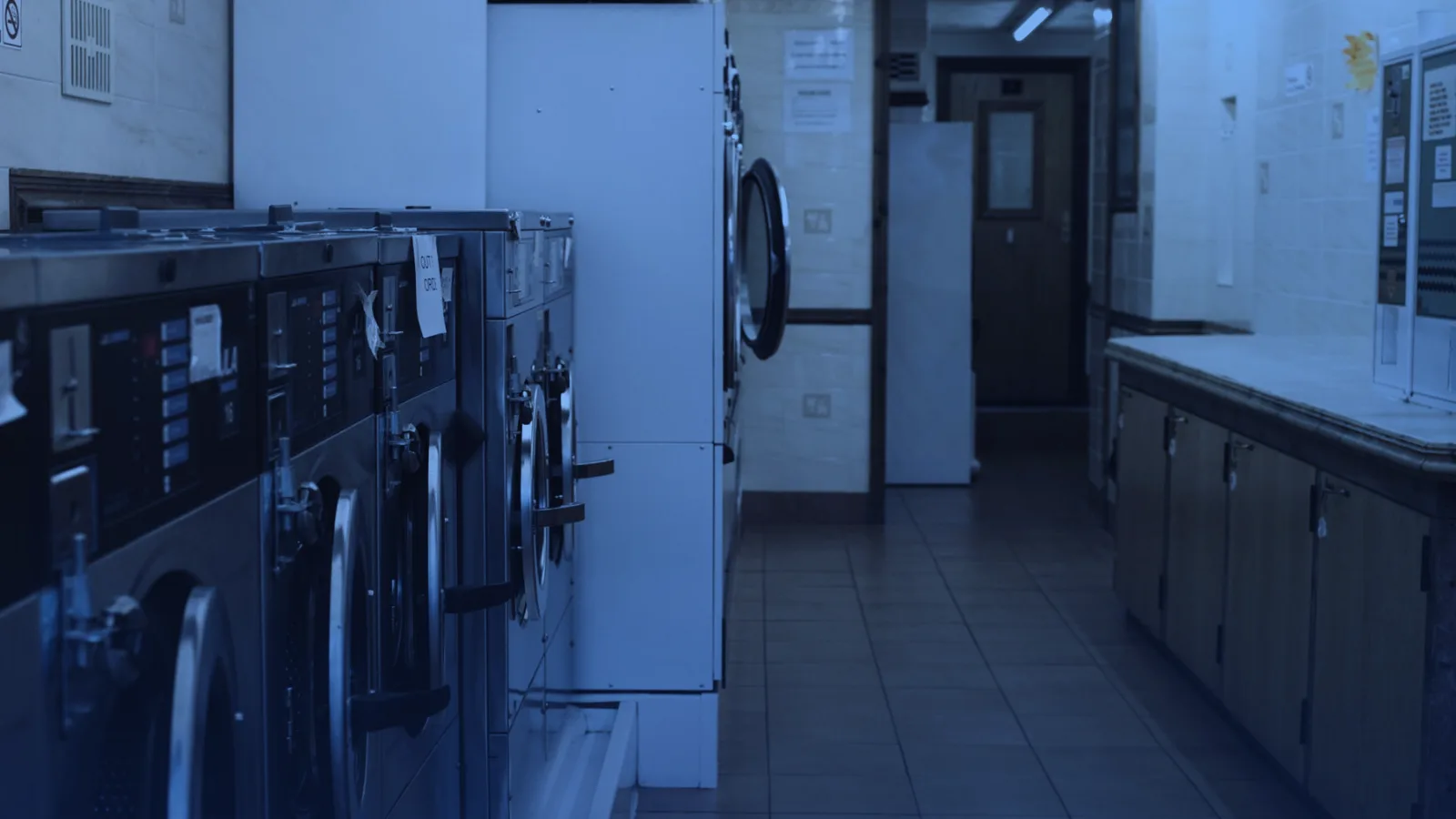 Lavandería vacía con máquinas industriales y buena iluminación