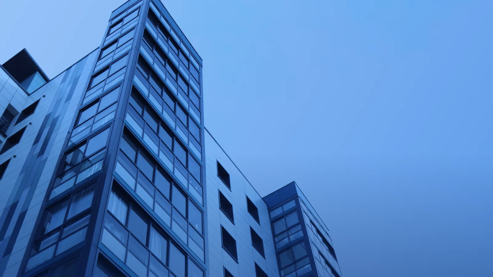Torre de oficinas vista desde abajo contra el cielo despejado