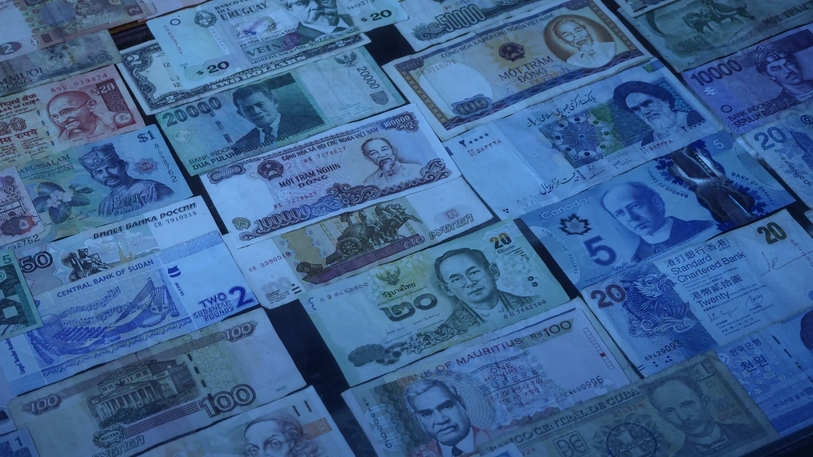 Billetes de distintas monedas ordenados sobre una mesa