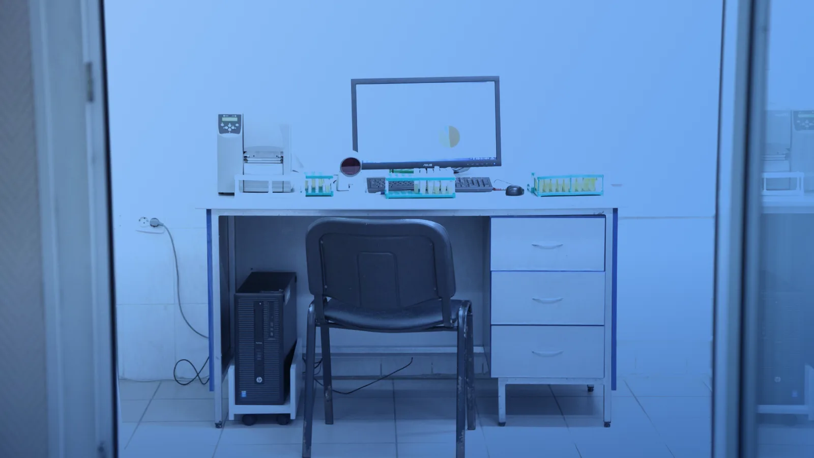 Mesa de laboratorio con equipo médico moderno y muestras