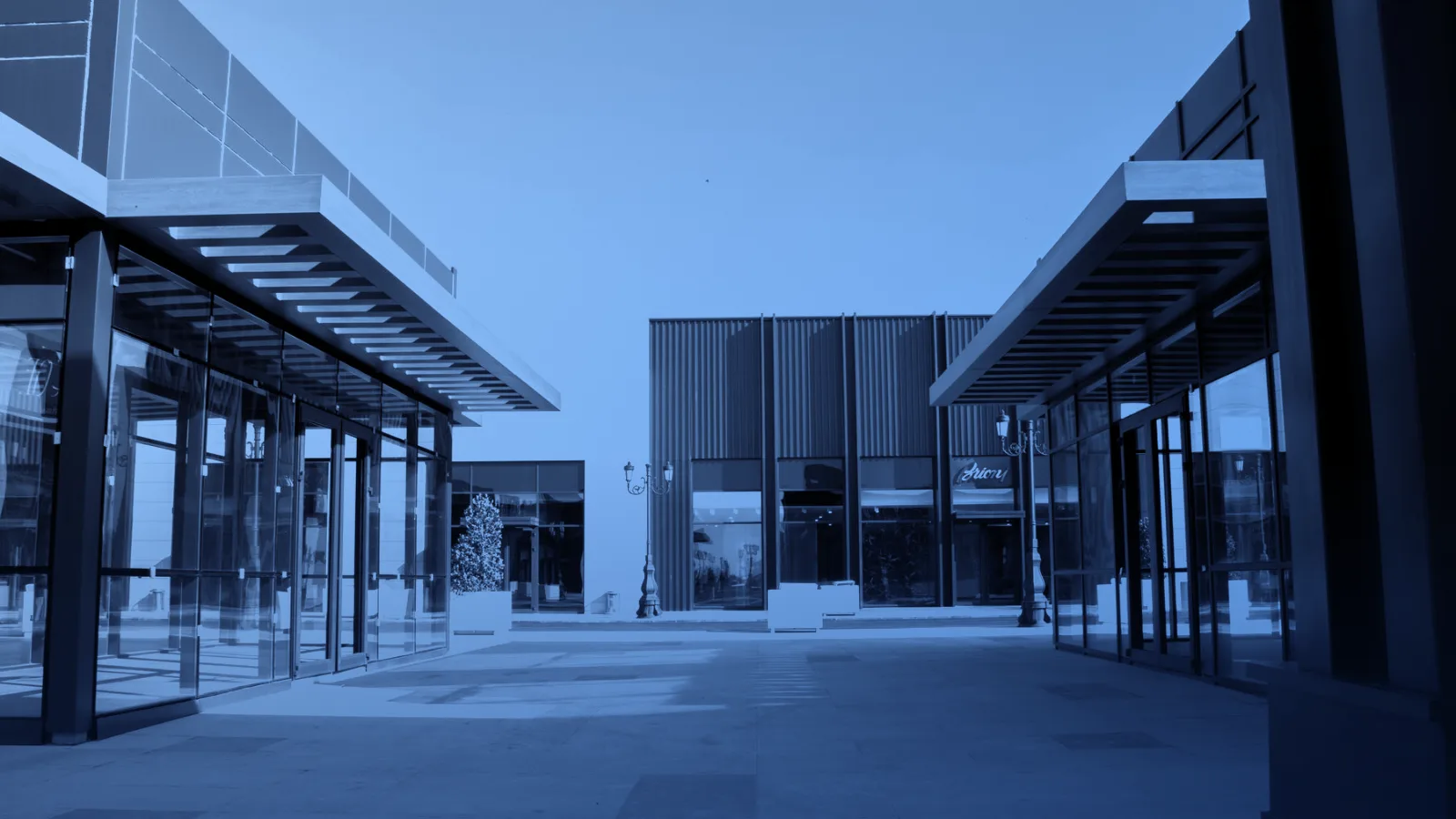 Plaza comercial moderna con locales de fachada de vidrio