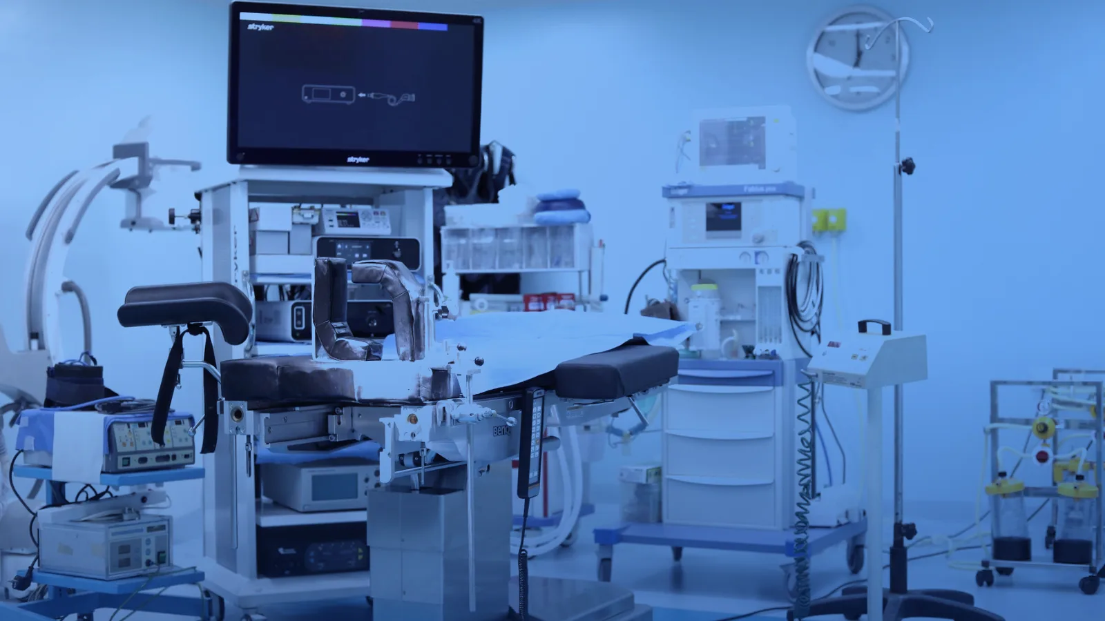 Sala de operaciones moderna y limpia con equipo quirúrgico, sin personas