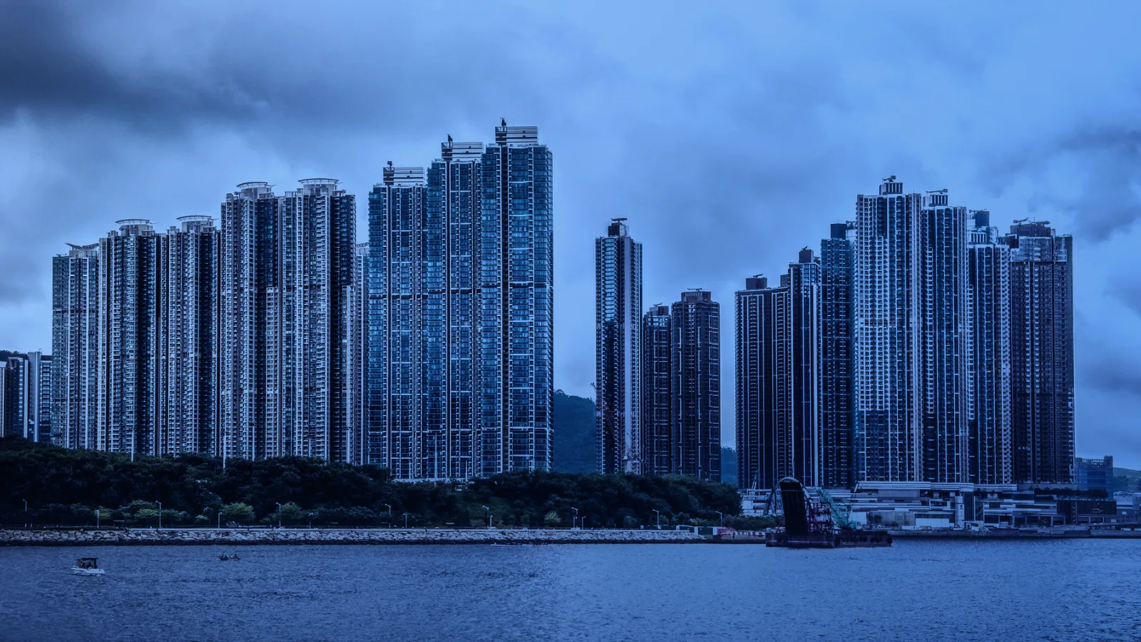 Torres residenciales altas frente al mar bajo un cielo nublado