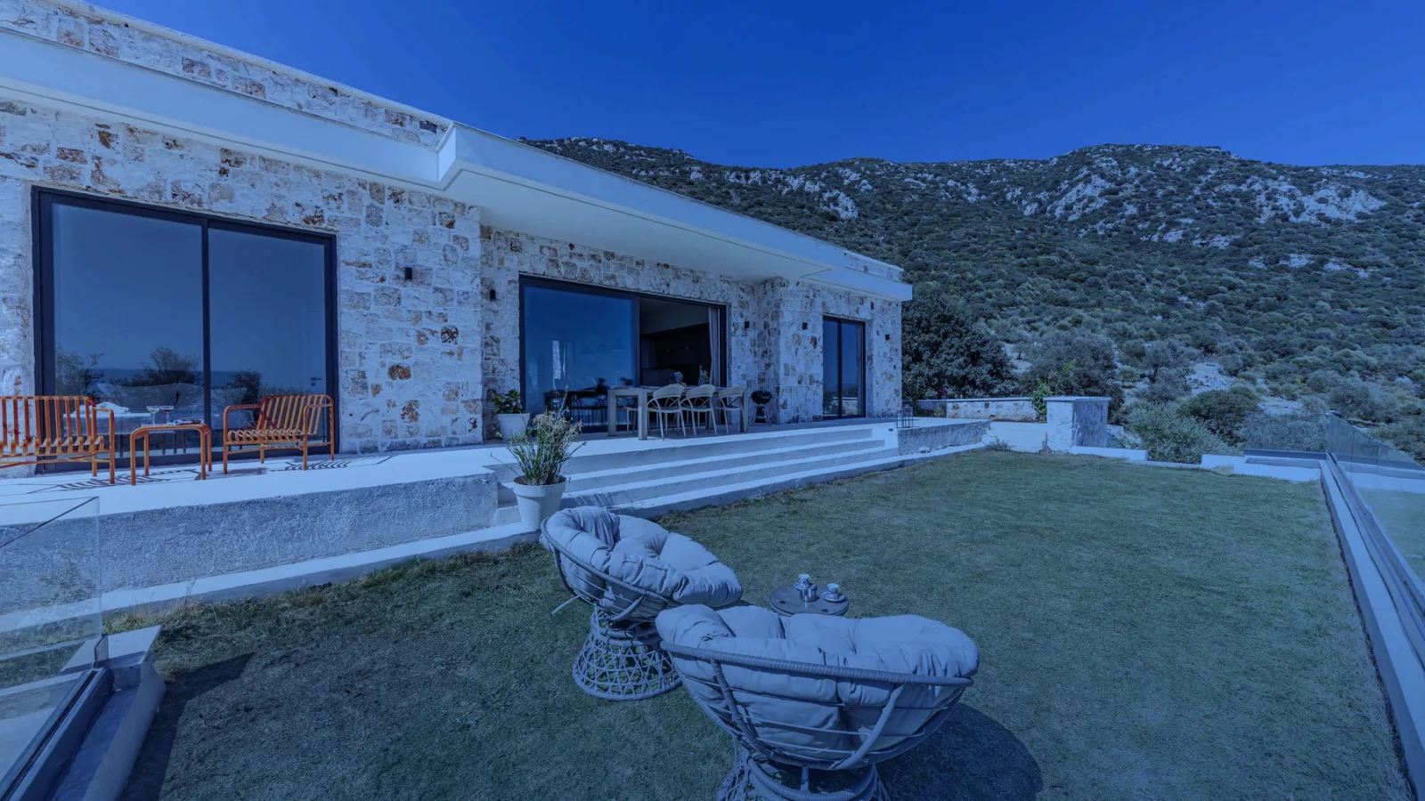 Casa moderna con amplio patio exterior en una ladera