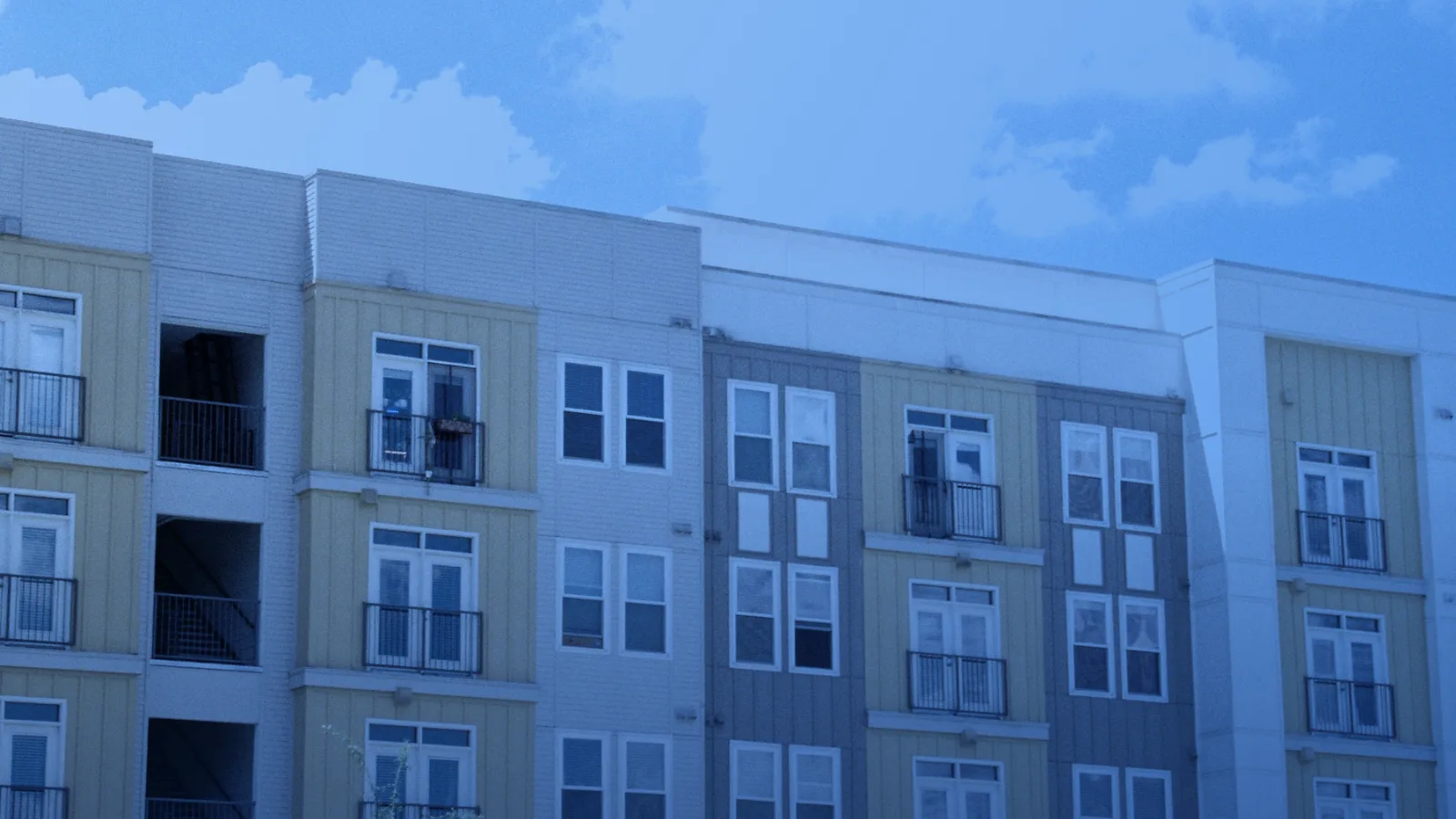 Edificio de apartamentos contemporáneo contra un cielo azul