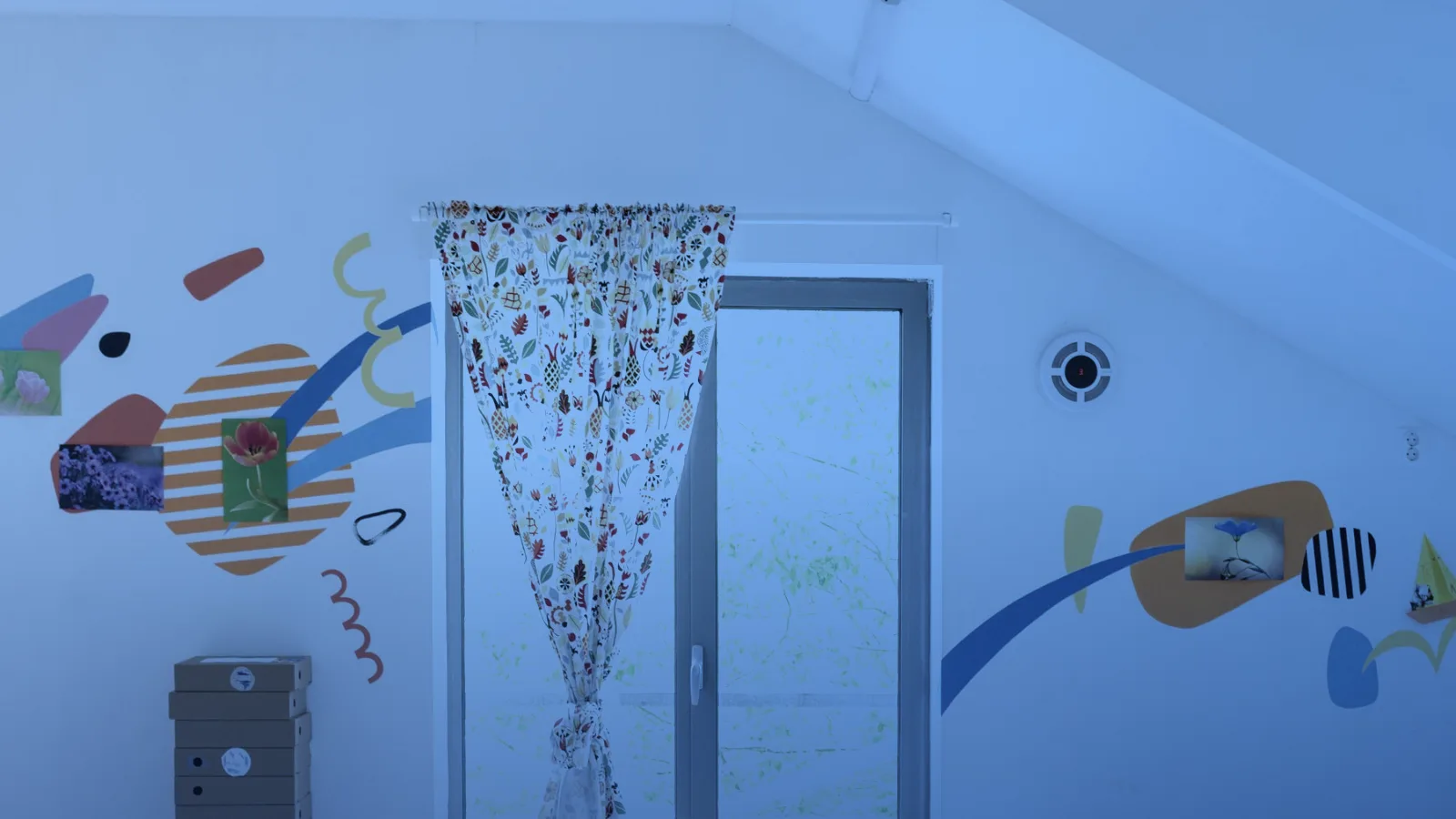 Sala luminosa de jardín infantil con murales de colores y luz natural
