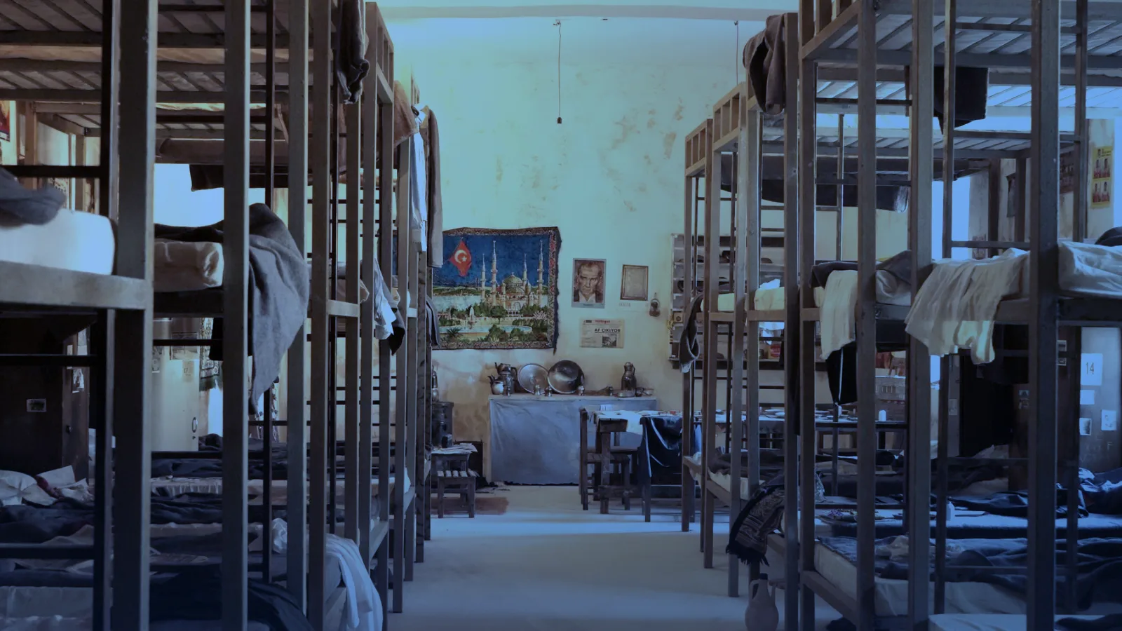 Dormitorio compartido con literas de madera y luz cálida