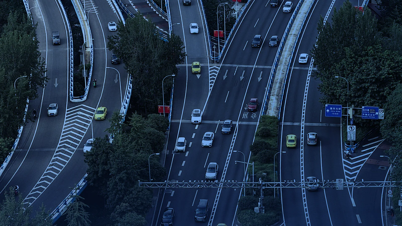 Vista aérea de una autopista urbana rodeada de vegetación