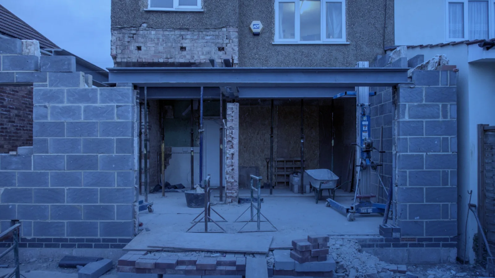 Casa con una ampliación en construcción de bloques