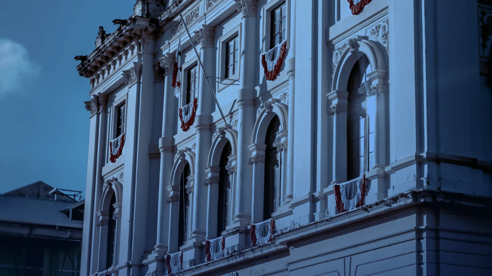 Fachada de un edificio histórico de oficinas de gobierno