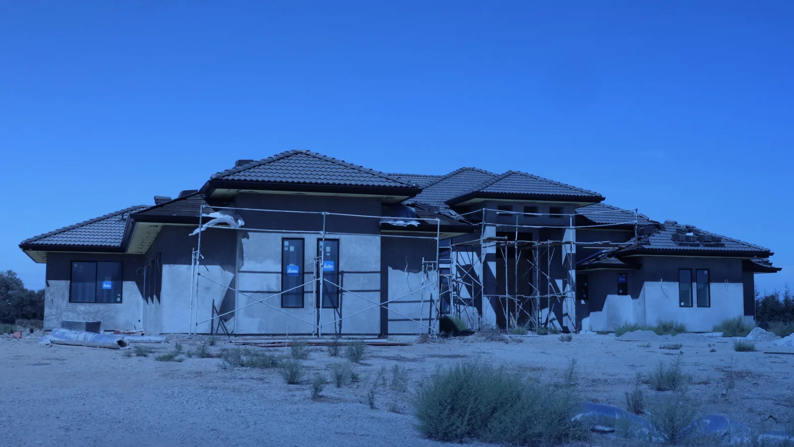 Casa moderna en construcción bajo un cielo azul
