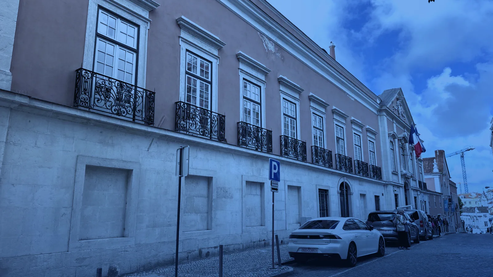Edificio clásico de fachada rosada con balcones de hierro forjado