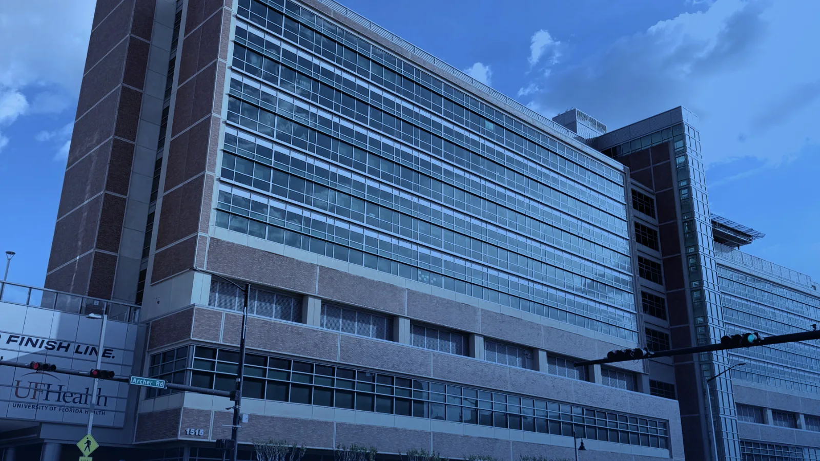 Edificio hospitalario moderno de varios pisos con fachada de vidrio