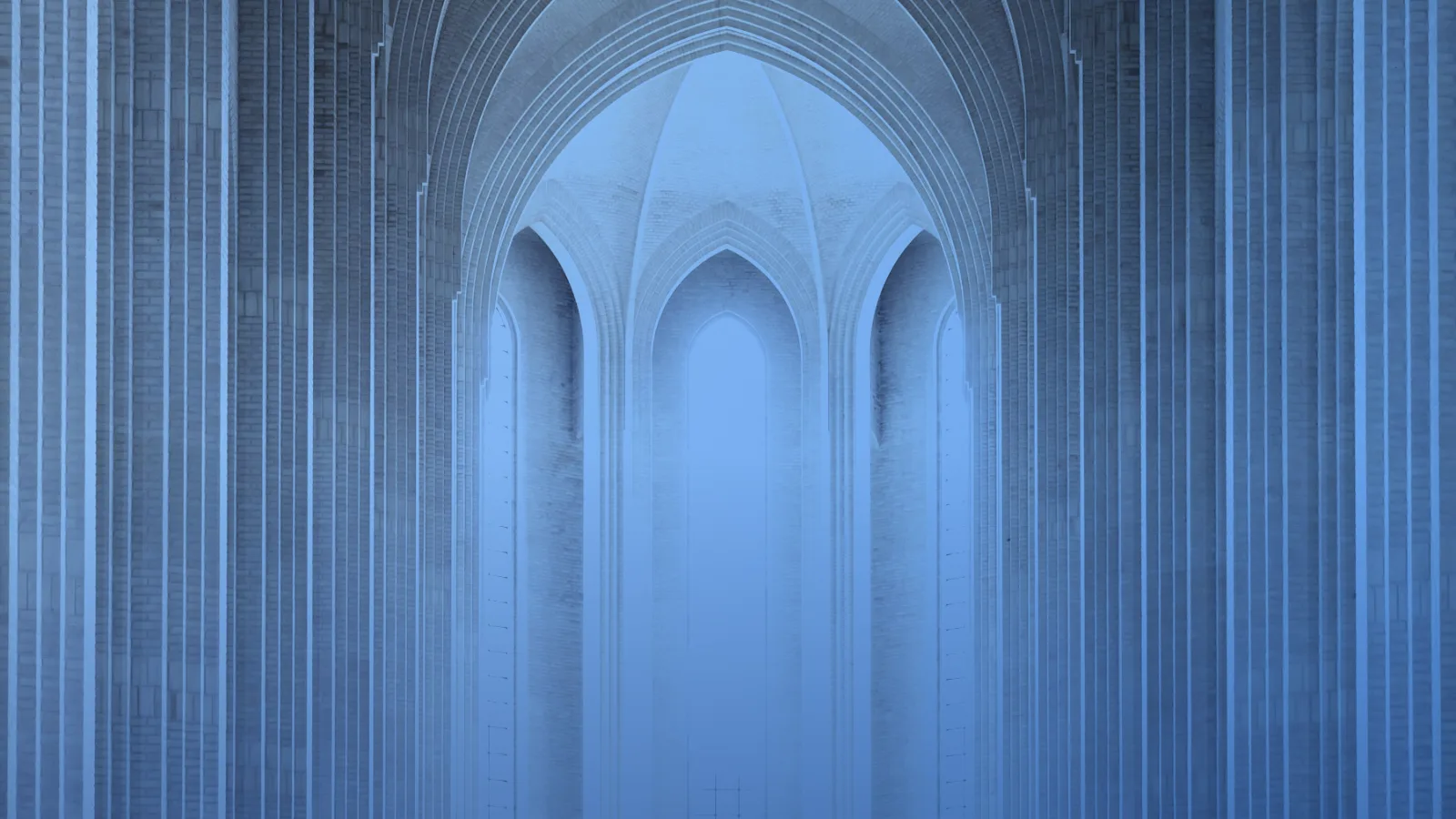 Interior de iglesia con techos altos y espacio despejado