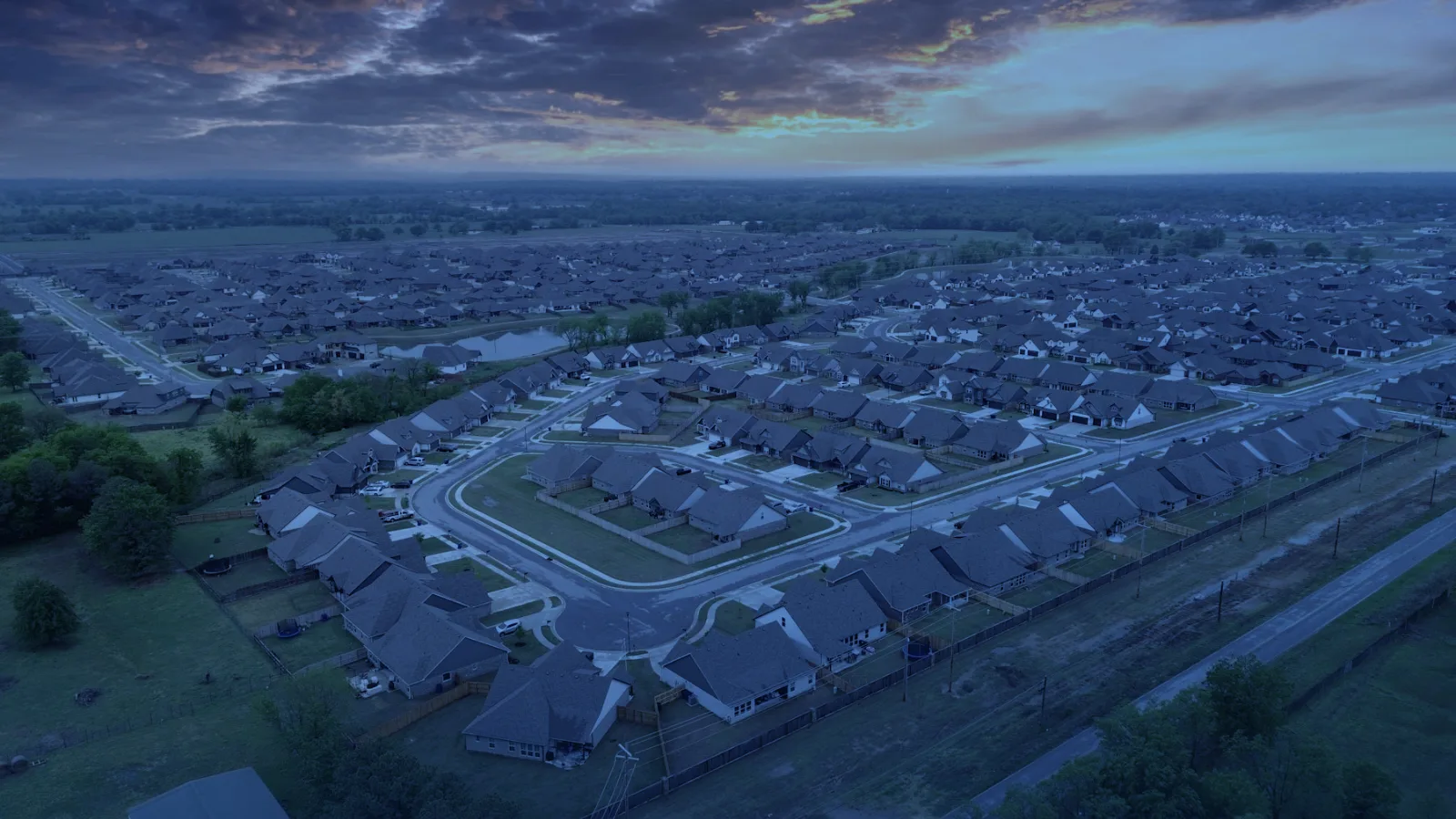 Vista aérea de un barrio residencial de casas al atardecer