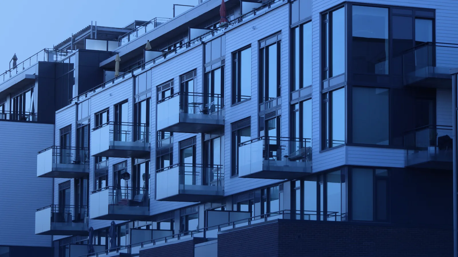 Edificio de apartamentos moderno con balcones y ventanales