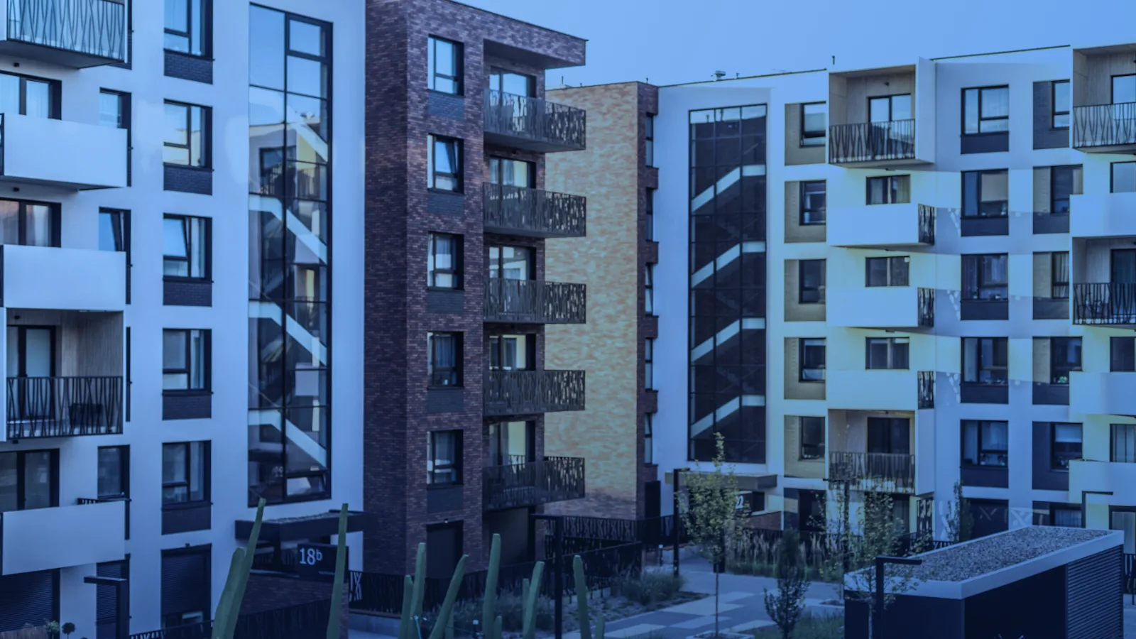 Bloque de viviendas de varios pisos con balcones