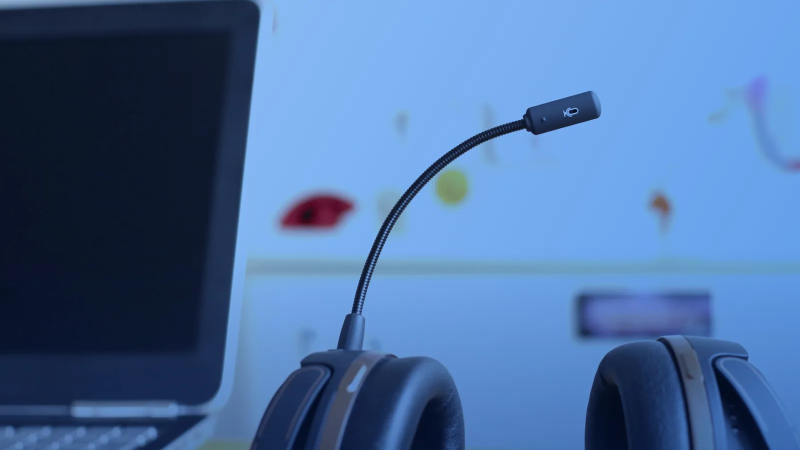 Auriculares con micrófono junto a una computadora portátil