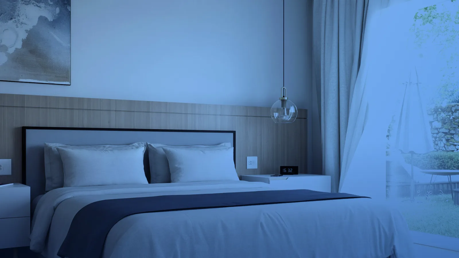 Habitación moderna con cama amplia y vista al jardín