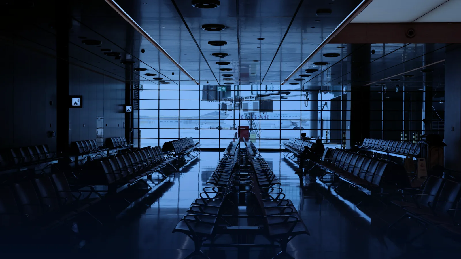 Sala de espera de un aeropuerto moderno con filas de asientos