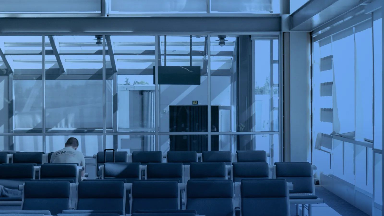 Vestíbulo de una terminal aérea con asientos vacíos y luz natural