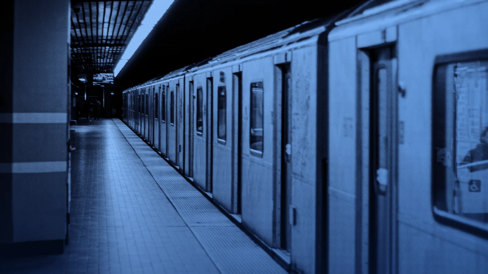 Andén de una estación de metro con un tren detenido