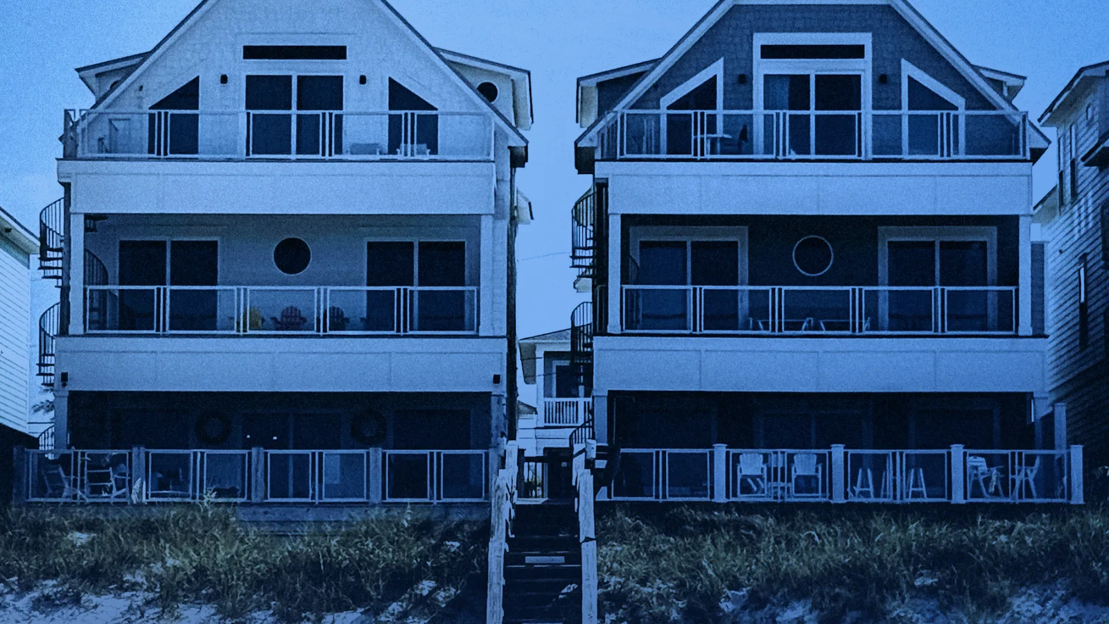 Dos casas de playa modernas con escaleras de acceso