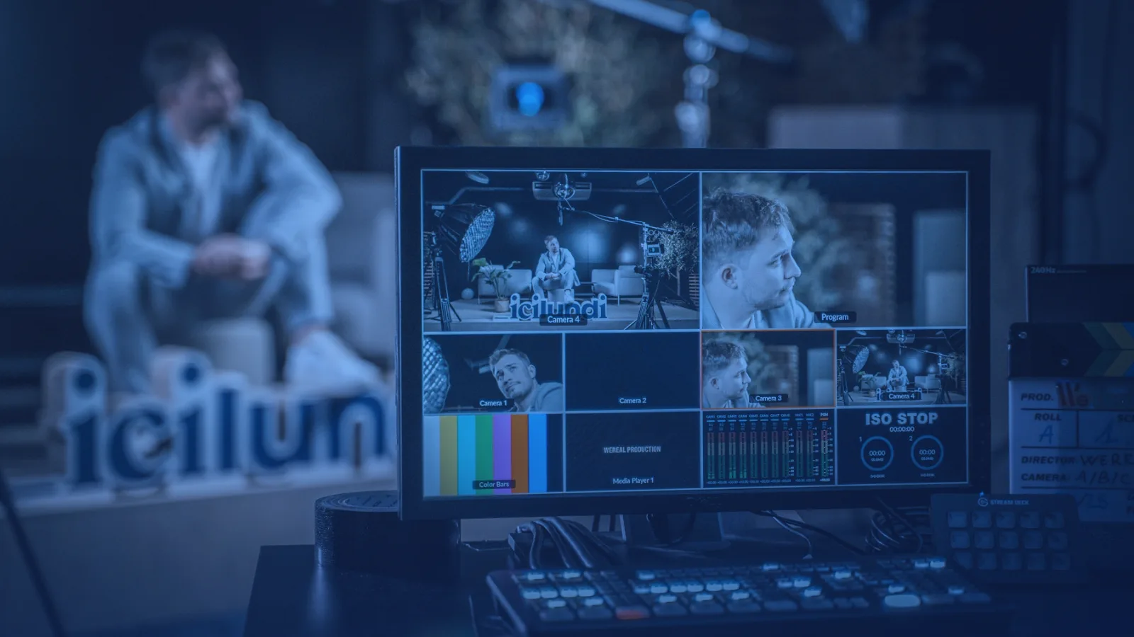Estudio de producción de video con un monitor de varias pantallas