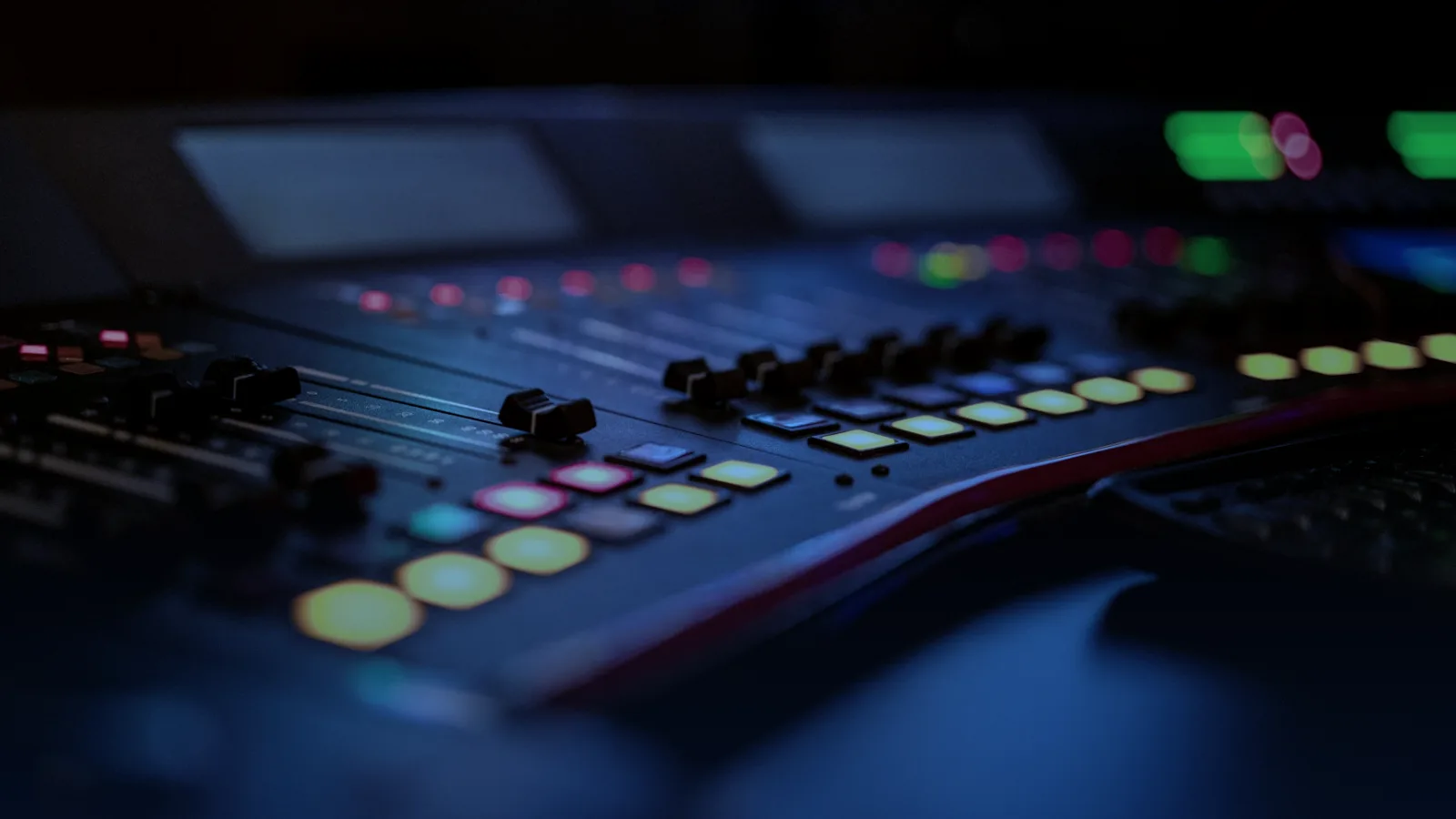 Consola profesional de mezcla de audio con botones iluminados