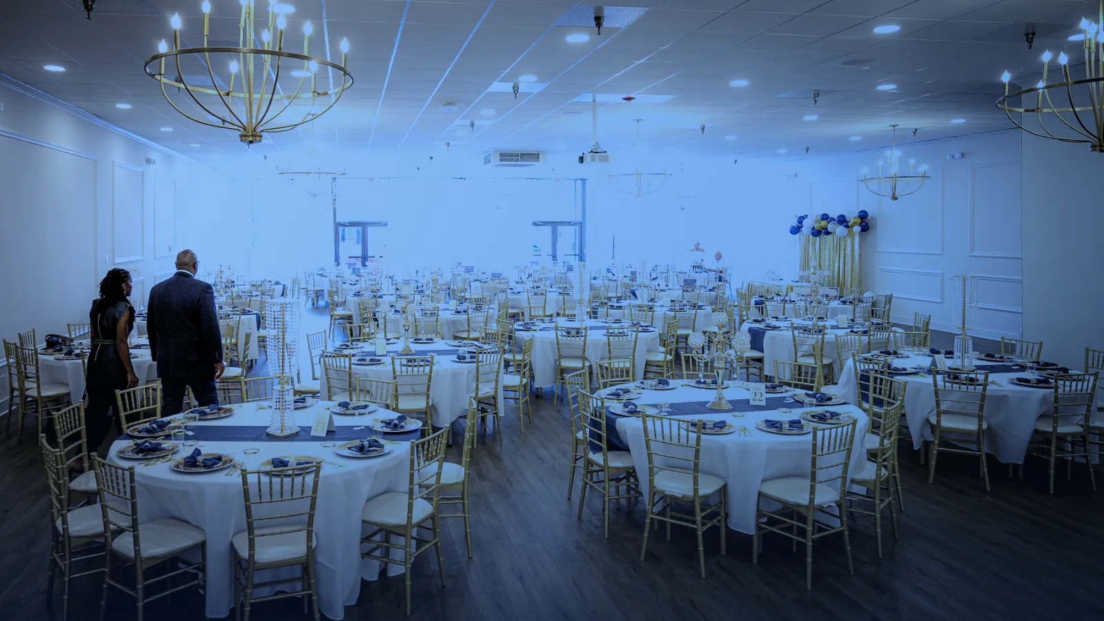 Salón de banquetes preparado para un evento con mesas redondas